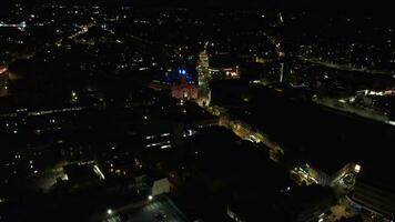 Antenne Aussicht von beleuchtet Luton Stadt von England Vereinigtes Königreich nach Sonnenuntergang während Nacht von Sommer. Bild war gefangen mit Drohnen Kamera auf sep 1, 2023 video
