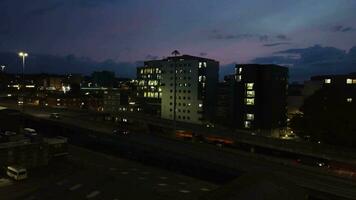 antenne visie van verlichte luton stad van Engeland uk na zonsondergang gedurende nacht van zomer. beeld was gevangen genomen met drone's camera Aan sep 1e, 2023 video