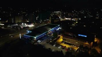 aéreo ver de iluminado lutón ciudad de Inglaterra Reino Unido después puesta de sol durante noche de verano. imagen estaba capturado con drones cámara en sep 1º, 2023 video