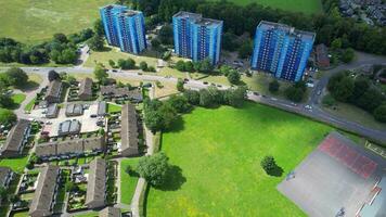 antenne visie van Brits stad en woon- afleiden luton, Engeland, uk. gevangen genomen met drone's camera Aan augustus 15e 2023 video