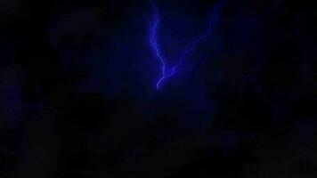 orage Contexte avec embrasé violet clignote à nuit video