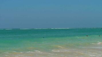 Phuket, Tailandia novembre 12, 2019 - bellissimo onda su il spiaggia, chiaro acqua, giallo sabbia a Andamane mare Phuket Tailandia. video