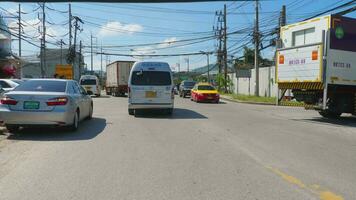 phuket, tailândia, 1 de dezembro de 2018 - estrada perto do aeroporto internacional de phuket, distrito de praia de nai yang. video