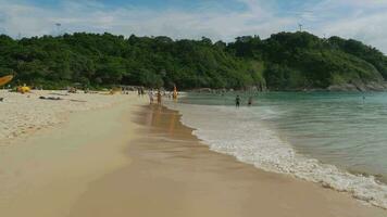 Phuket, Tailandia novembre 20, 2018 - vacanzieri le persone, turisti su il nai Harn spiaggia video