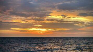 Himmel Sonnenuntergang Landschaft, Hintergrund ob es ist das warm Farbtöne von ein Sonnenaufgang oder Sonnenuntergang, schimmernd Betrachtung von das Sonne auf das Wolken, das Himmel und Wolken haben das Leistung zu inspirieren Gefühle von Scheu und Wunder video