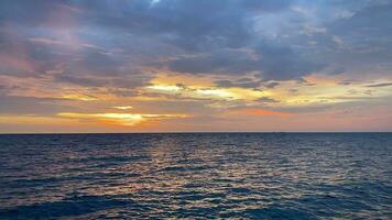 céu pôr do sol cenário, plano de fundo se Está a caloroso matizes do uma nascer do sol ou pôr do sol, cintilante reflexão do a Sol em a nuvens, a céu e nuvens ter a poder para inspirar sentimentos do temor e maravilha video