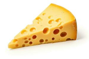 pedazo de delicioso queso cortar fuera en un blanco antecedentes. foto