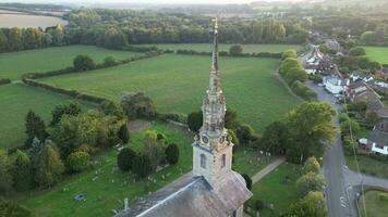 église dans village avec la tour cloche et l'horloge video