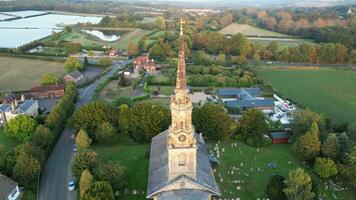 kerk in dorp met toren klok en klok video