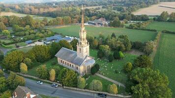 kerk in dorp met toren klok en klok video