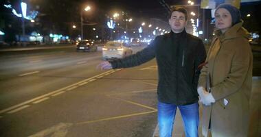 homme et femme feuilleter sur le ville route video