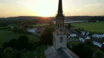 kerk in dorp met toren klok en klok video