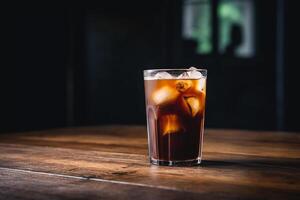 refrescante frío elaborar cerveza café en claro vaso en un Clásico de madera mesa con Copiar espacio ai generativo foto