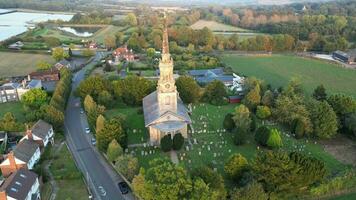 kerk in dorp met toren klok en klok video