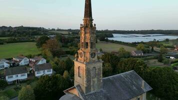 kerk in dorp met toren klok en klok video