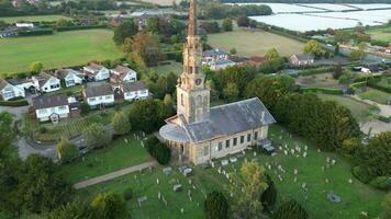 kerk in dorp met toren klok en klok video