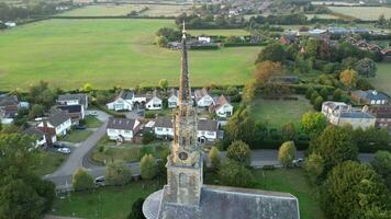 Iglesia en pueblo con torre campana y reloj video