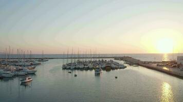 yacht Port dans porto palo dans sicile dans Italie video