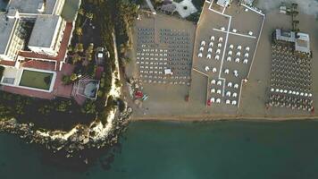 Siciliaans strand in de ochtend. vogel oog visie. video