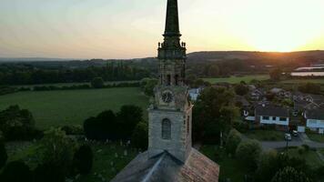 kerk in dorp met toren klok en klok video