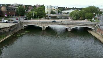 Antenne Drohne Aussicht von das Stadt und Fluss mit der Verkehr und Gebäude video