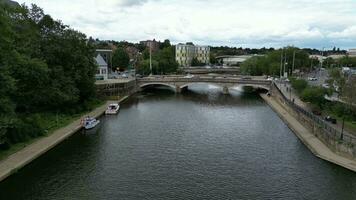 Antenne Drohne Aussicht von das Stadt und Fluss mit der Verkehr und Gebäude video