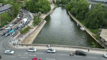 aereo fuco Visualizza di il città e fiume con traffico e edifici video