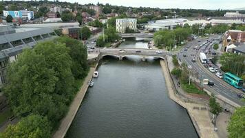 aérien drone vue de le ville et rivière avec circulation et bâtiments video