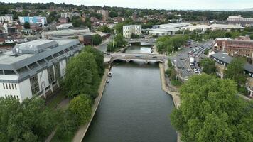 Antenne Drohne Aussicht von das Stadt und Fluss mit der Verkehr und Gebäude video