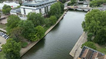 Antenne Drohne Aussicht von das Stadt und Fluss mit der Verkehr und Gebäude video