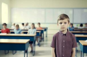 triste niño a colegio aula. generar ai foto