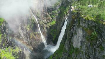 en volant au dessus le voringsvoss cascade dans Norvège. magnifique cascade avec une arc en ciel video