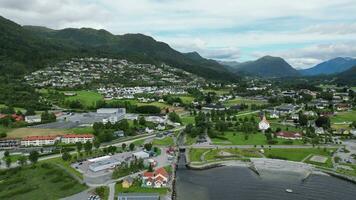 volo al di sopra di Norvegia fiordo villaggio. Nord fiordo, Norvegia video