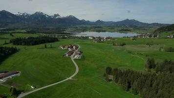 bávaro paisaje cerca el Alpes y lago video