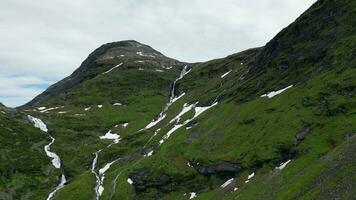 Antenne Aussicht von Wasserfälle gebildet von das schmelzen von Gletscher im das Berg video