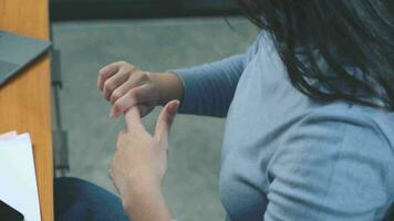 asiatico donna doloroso dito dovuto per prolungato uso di tastiera video