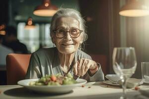mayor mujer sonriente a hogar comiendo. generar ai foto