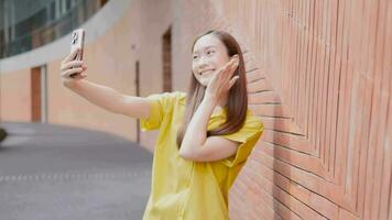 japansk kvinna tar en selfie med en smartphone video