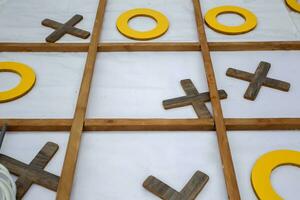 de madera juego tic-tac-toe de cerca. tablero desarrollando juegos. foto