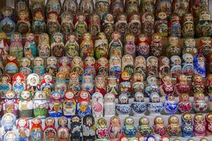 Moscú, junio 08, 2018. central fondo.de.mercado de vistoso ruso muñecas en el mercado.ruso tradicional matrioska recuerdos a el justa foto