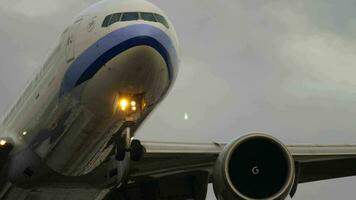 francoforte am principale, Germania luglio 19, 2017 - Cina le compagnie aeree boeing 777 B 18001 si avvicina a presto mattina, pista di decollo 07l. fraporto, francoforte, Germania video