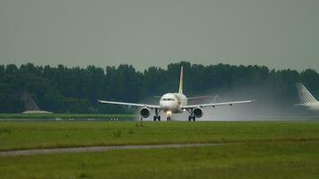 amsterdam, das Niederlande Juli 24, 2017 - - Airbus a319, cs ttc von Zapfhahn Luft Portugal ausziehen, starten, abheben, losfahren beim Schiphol Flughafen. Jet Flugzeug Abfahrt, Rauch unter das Landung Gang. Verkehrsflugzeug Geschwindigkeit video