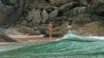 phuket, Tailandia noviembre 21, 2018 - surfistas en el Oceano en nai Harn playa, phuket video