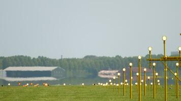 piste, atterrissage lumières. brume sur le aérodrome, aéroport. tourisme et air Voyage concept video