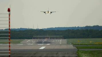 aereo si avvicina prima atterraggio nel dusseldorf aeroporto, lento movimento video