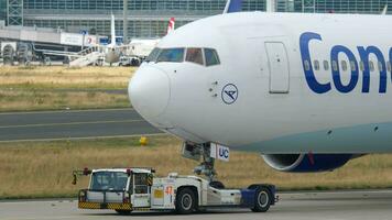 frankfurt a.m principal, Alemania julio 20, 2017 - boeing 767 cóndor re abuc remolque a servicio. Fraportar, Fráncfort del Meno, Alemania video