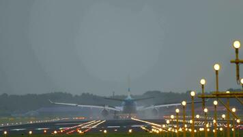 amsterdam, das Niederlande Juli 27, 2017 - - klm Airbus a330 verlangsamt Nieder nach Landung, Rückseite Sicht. Flugzeug Bremsung gegen das Hintergrund von hell Landung Beleuchtung beim das Amsterdam Flughafen ams video