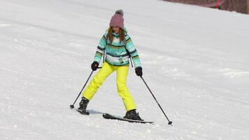aficionado esquiador niña cuesta abajo, belokurikha recurso video