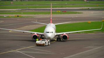 amsterdam, il Olanda luglio 29, 2017 - corendon olandese le compagnie aeree boeing 737 ph cdf rimorchio prima partenza per hurghada. nave aeroporto, amsterdam, Olanda video
