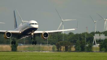 Amsterdam, de Nederland juli 26, 2017 - ijslandlucht boeing 757 tf fii, landen Aan landingsbaan 18r polderbaan. schiphol luchthaven, Amsterdam, Holland video